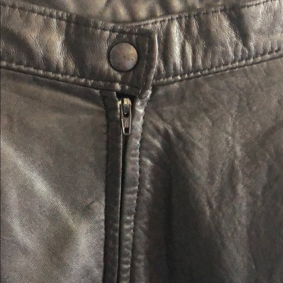 Black leather knee length skirt - Picture 5 of 7